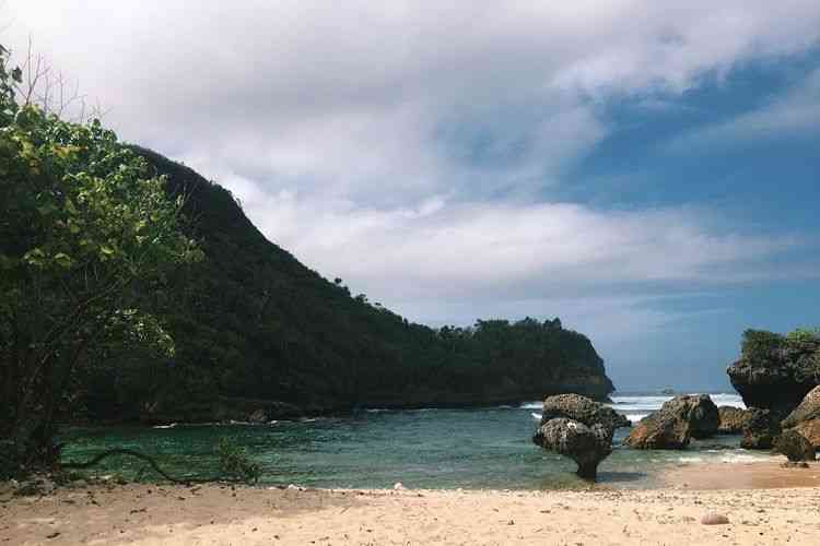 Pantai Watu Leter - Sumber: travel.kompas.com