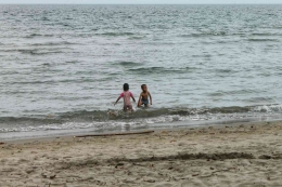 Anak-anak kecil bermain di bibir pantai (foto  by widikurniawan)