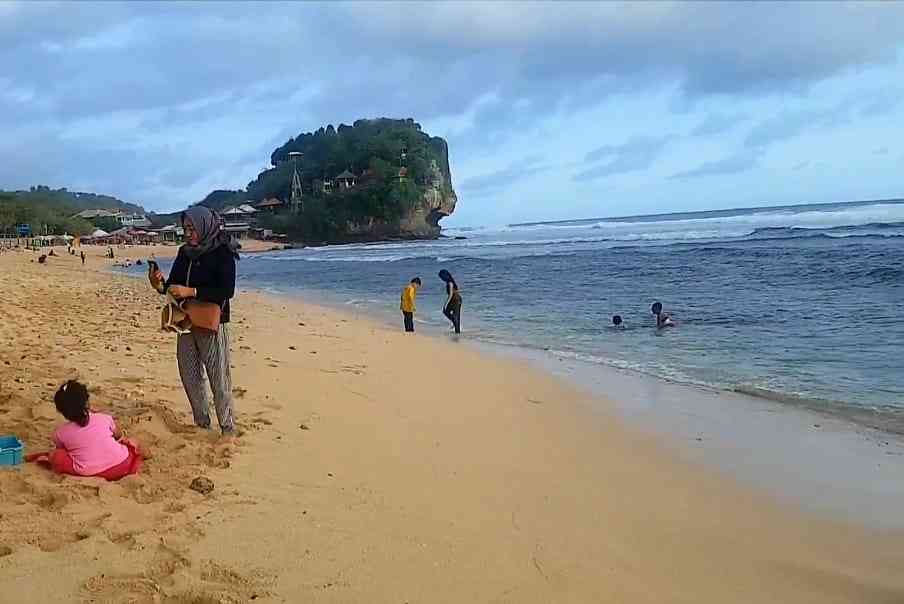 Pantai Indrayanti berpasir putih, bersih dan pemandangannya indah. Dok Shita R