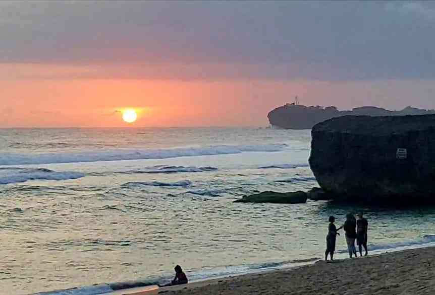 Menikmati sunset di Pantai Indrayanti Dokumentasi Shita R