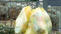 Gelber Sack, karung sampah kuning sebelum diangkut petugas kebersihan | foto: Merkur.de/ Soeren Stache/dpa
