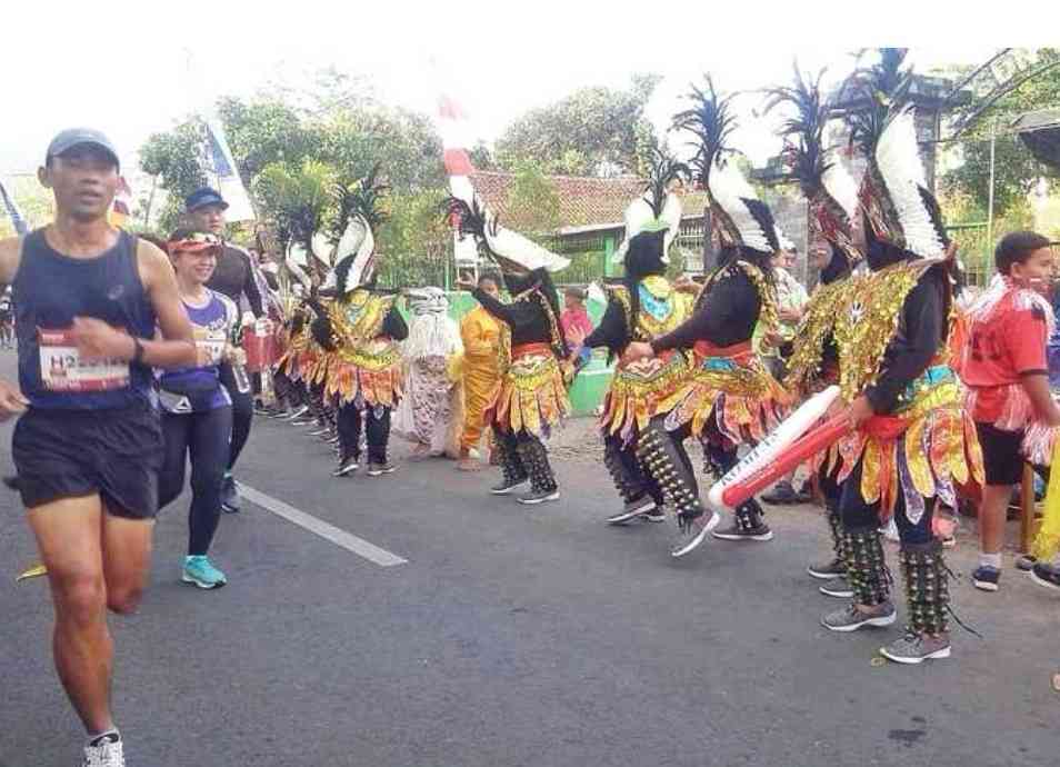 Atraksi Kesenian Warga di Borobudur Marathon 2019 (dokumen pribadi)