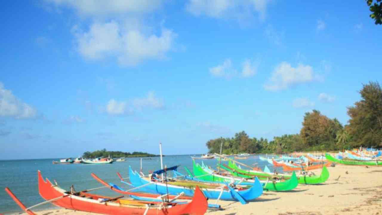 Pantai Burung Mandi. Sumber foto : belitung.tribunnews.com