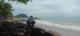 Di pinggir Pantai Purus di Padang. Pic source: dok. pribadi