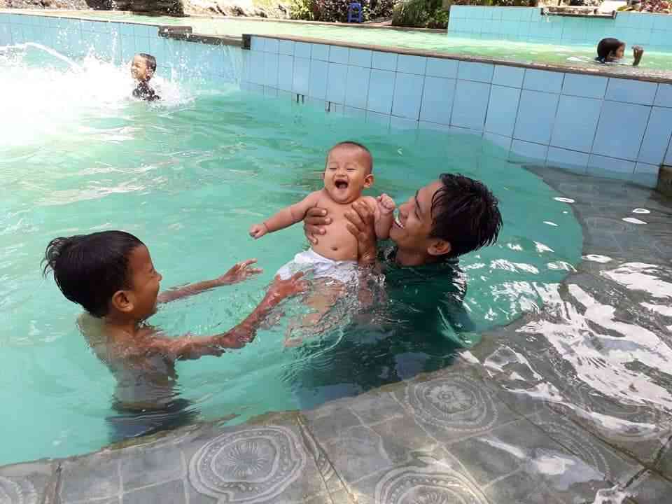 Mandi di kolam bersama anak-anak sumber FB. Wahyu Istiqomah