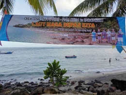 Spanduk Creating The Future – From Mesa to Indonesia di Pantai Mesa Pulau Teon Kabupaten Malteng-Maluku (dokumentasi Pribadi)
