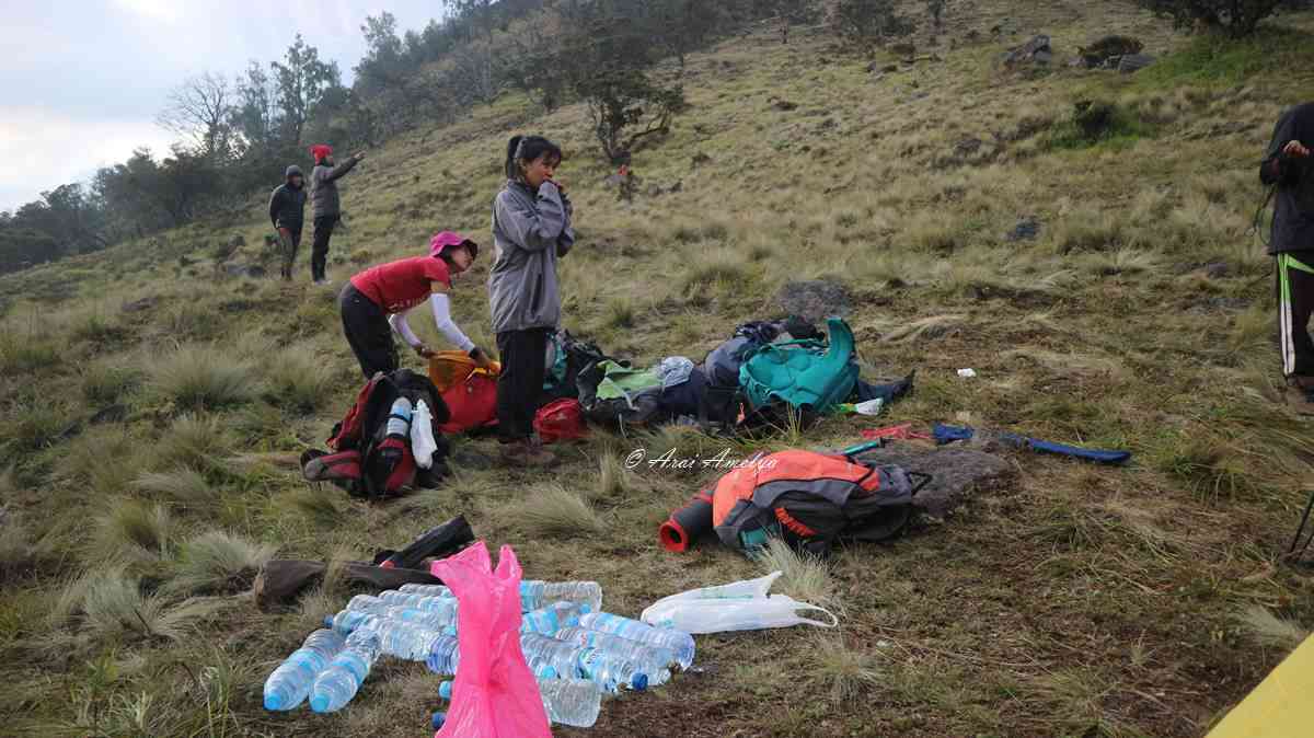 Kami di Lembah Lengkehan, siap membangun tenda foto: Arai Amelya