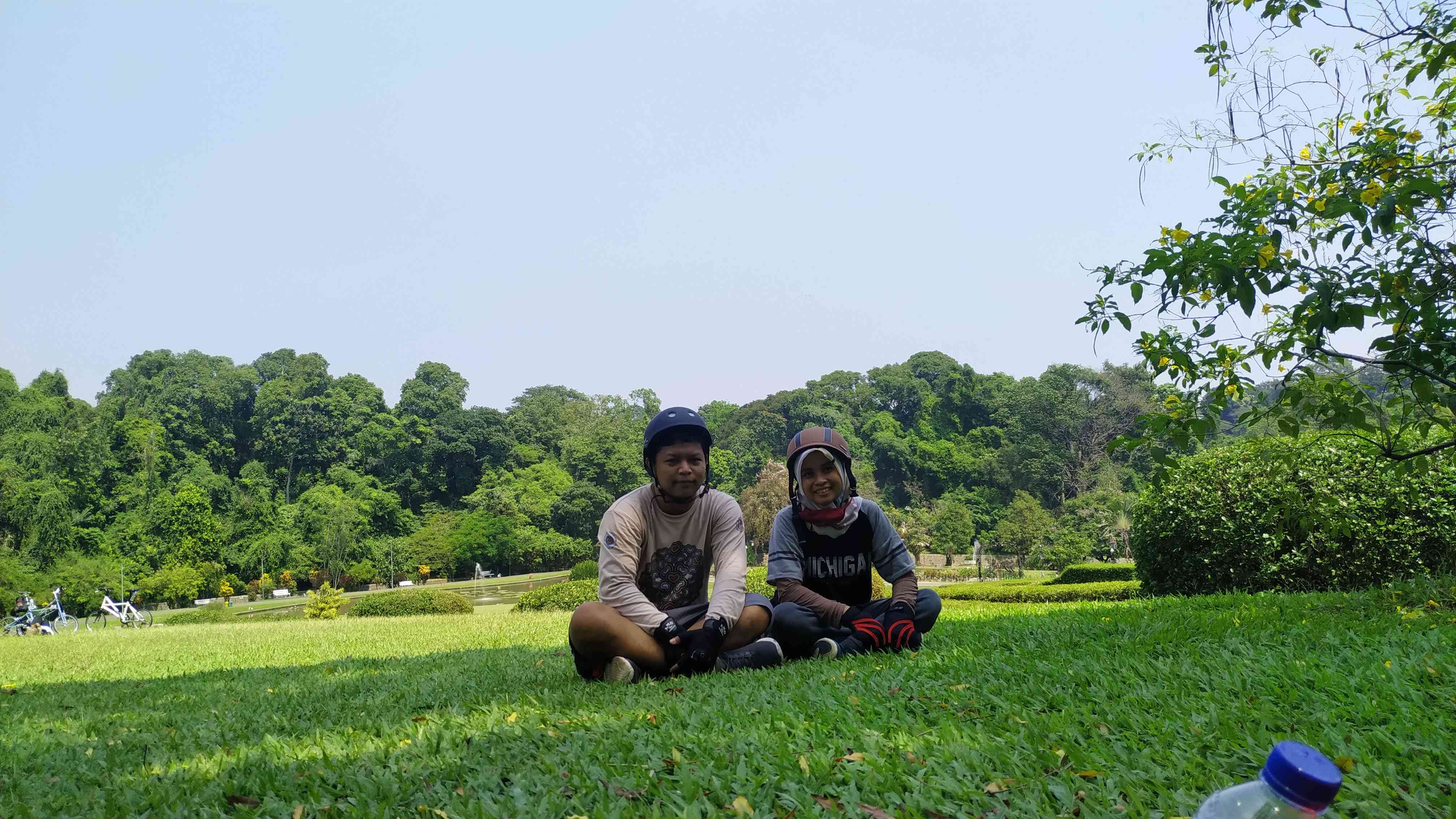 Bersantai di rerumputan Kebun Raya Bogor (doc.pribadi/Ire Rosana Ullail)