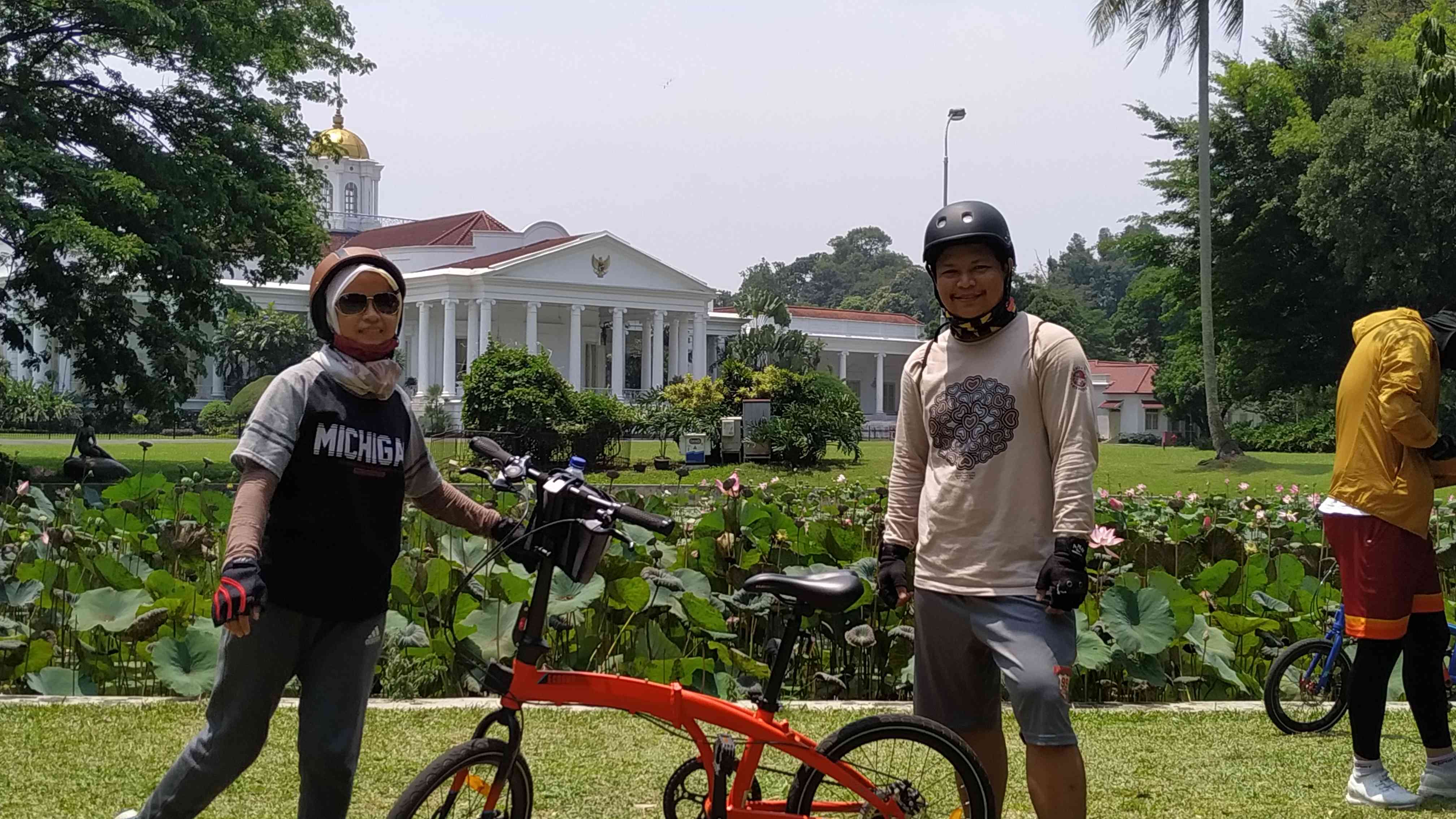 Berfoto di depan Istana Bogor (doc.pri/Ire Rosana Ullail)