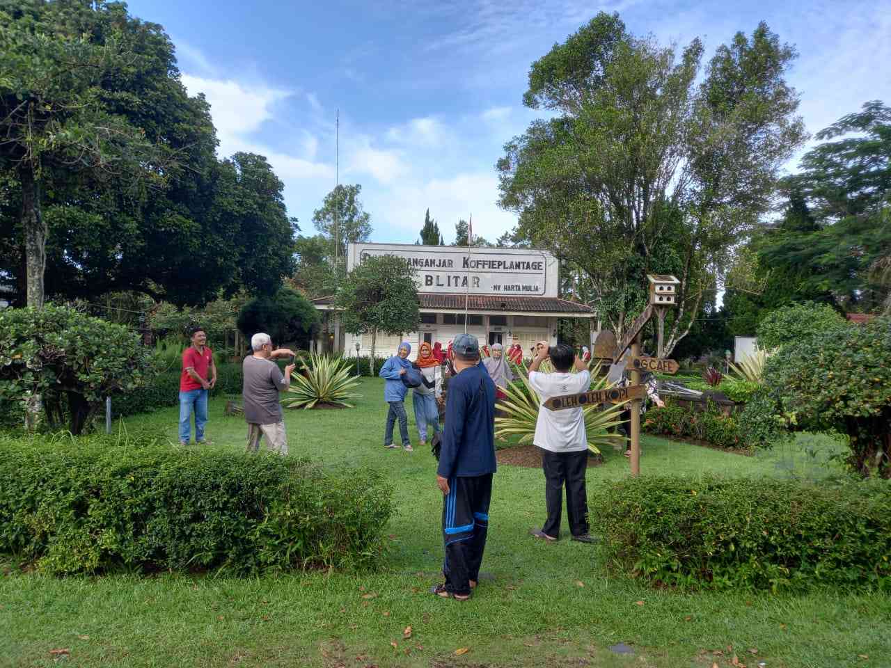 Melepas penat di kebun kopi De Karanganjar Koffieplantage Blitar. Dokpri 