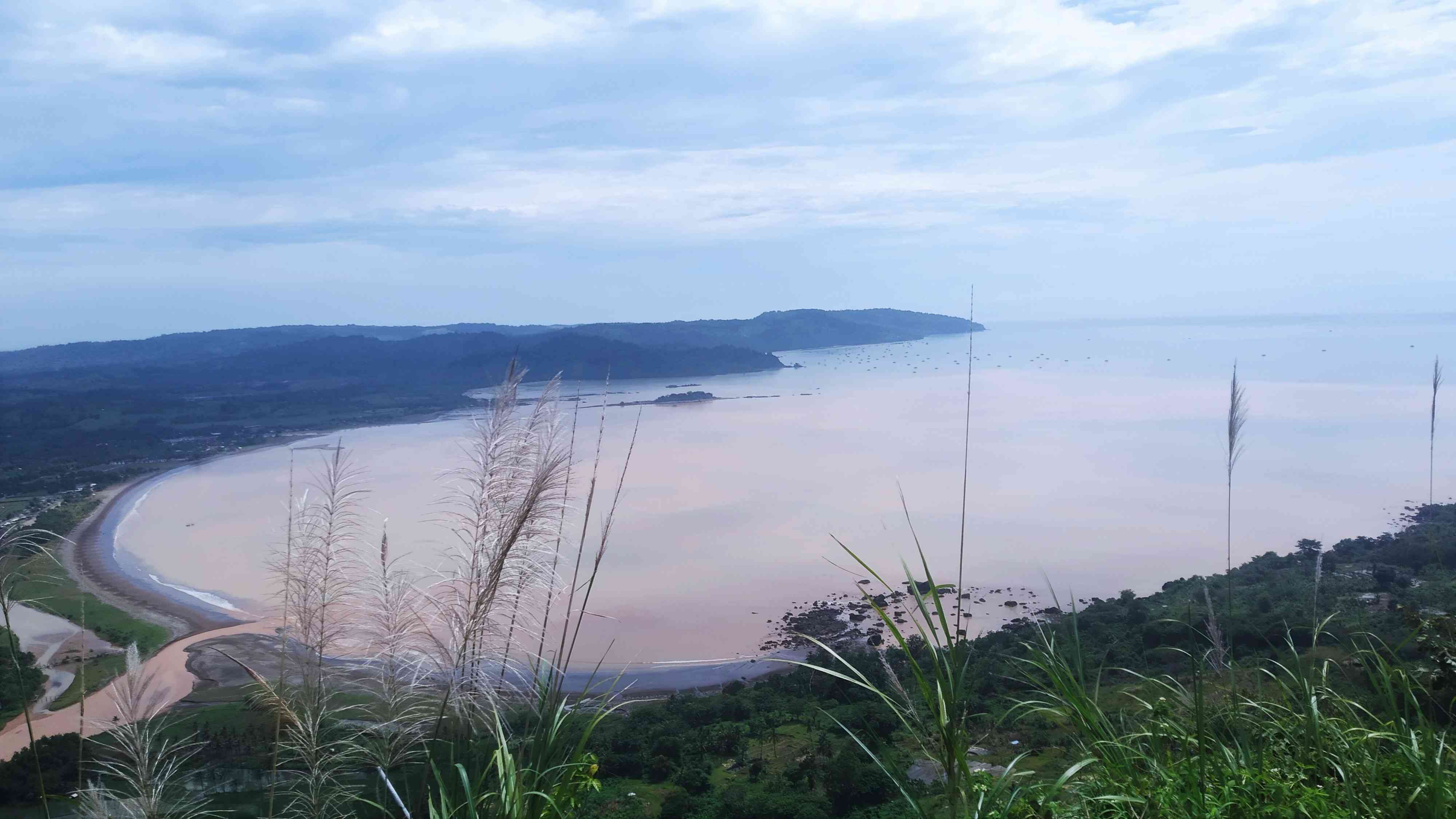 Pantai Palangpang dilihat dari Puncak Darma (Sumber: dokumentasi pribadi)