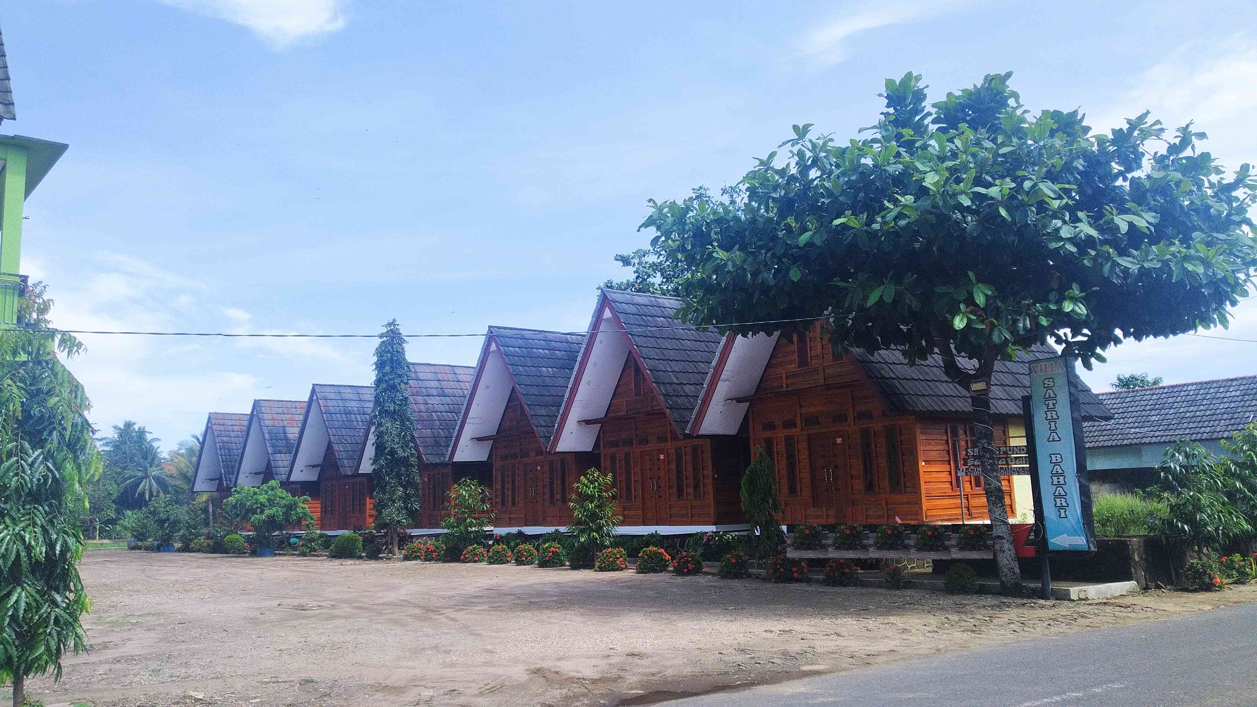 Beberapa penginapan yang ada di kawasan Pantai Palangpang (Sumber: dokumentasi pribadi)