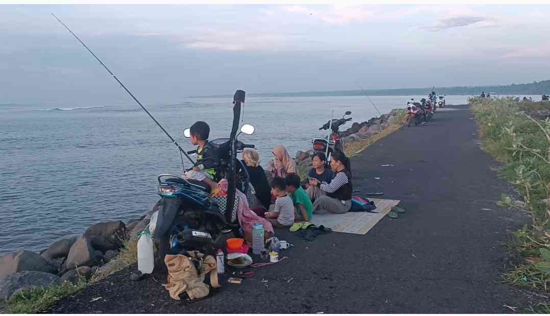 Ilustrasi traveling ke pantai bersama keluarga sambil memancing (dokpri) 