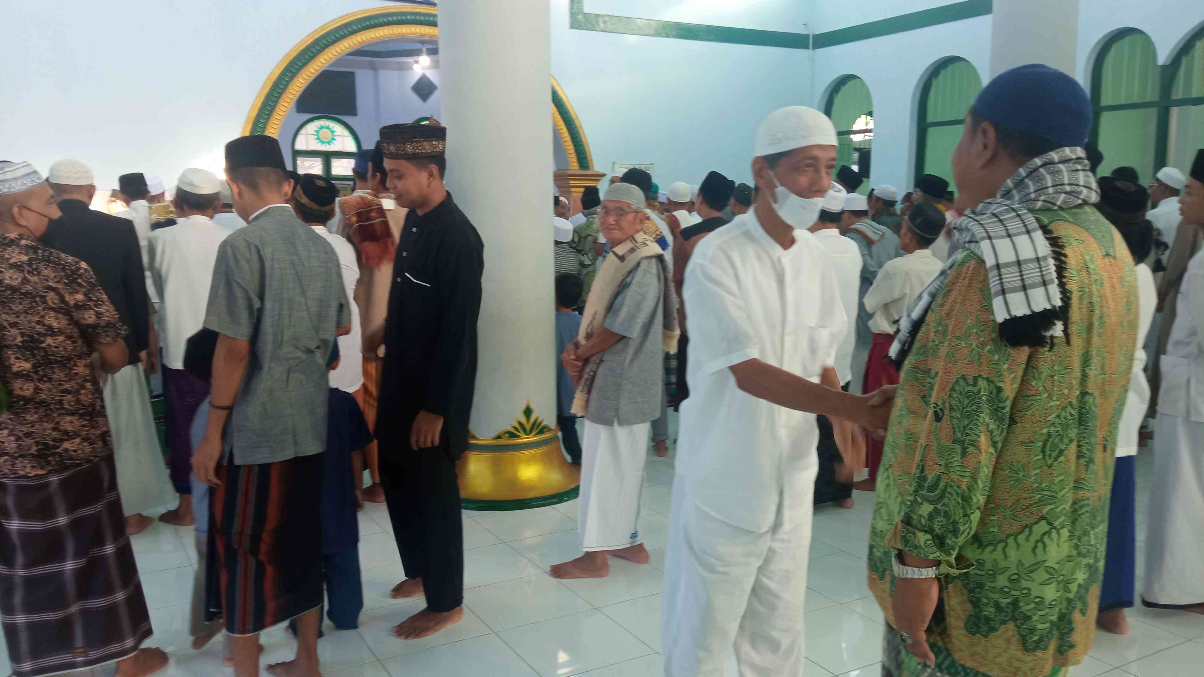 Ilustrasi tradisi saling memaafkan setelah salat Idulfitri (Foto: Dokumentasi Pribadi)