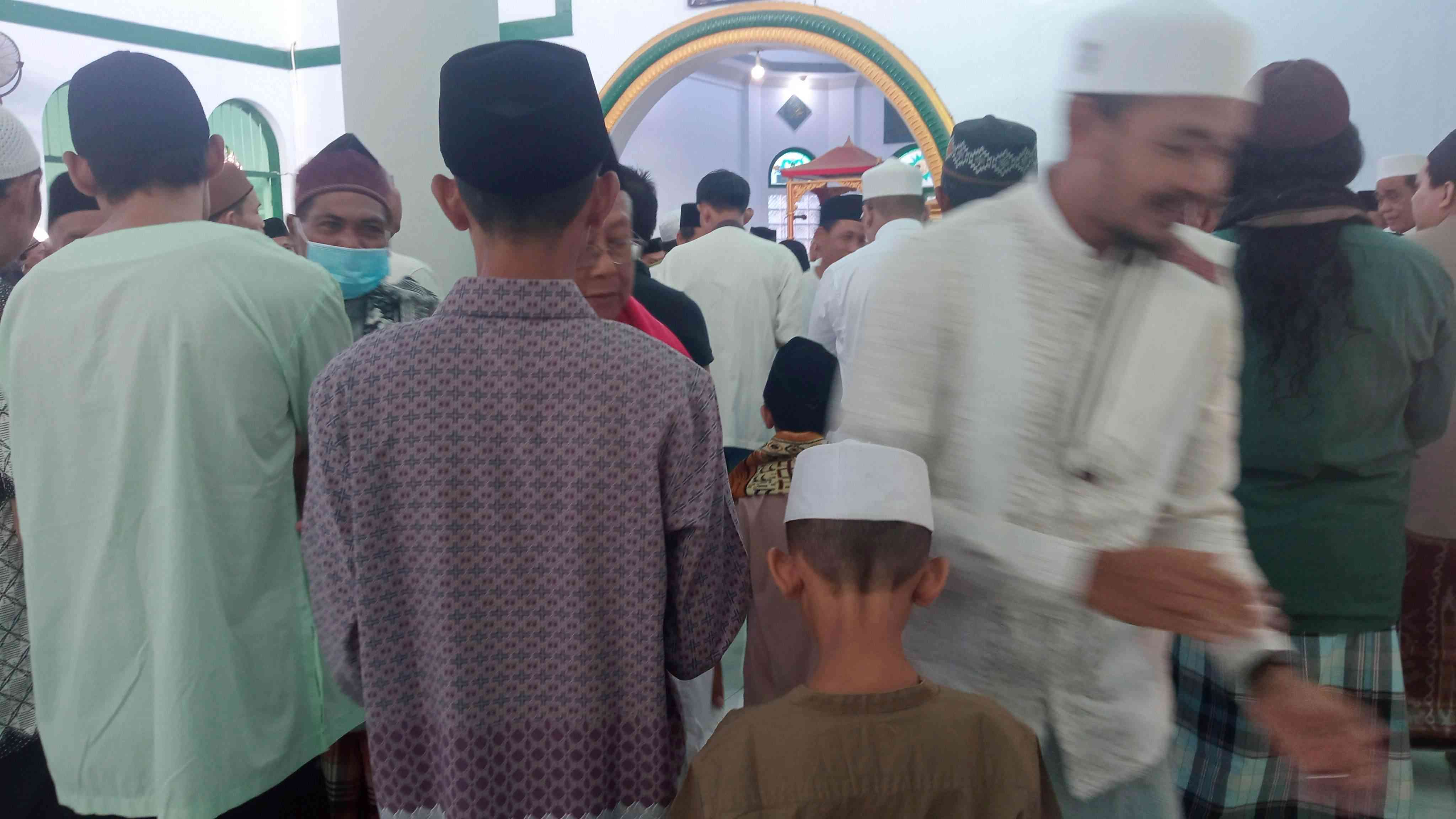 Ilustrasi mengajak anak memaafkan orang lain setelah selesai salat Idulfitri (Foto: Dokumentasi Pribadi)