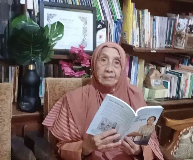 Emak dan buku Warisan dalam Kamar Pendaringan karya Widz Stoops (doc. pri) 
