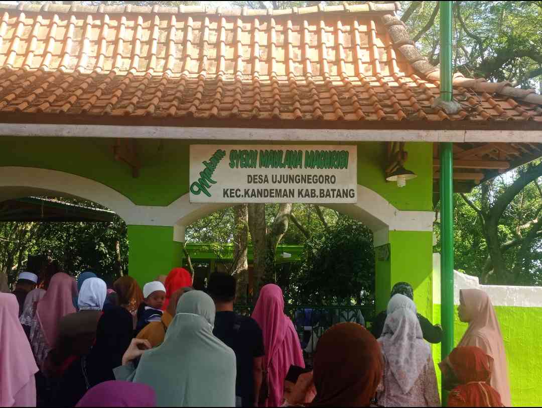 Suasana saat memasuki area Makam Syekh Maulana Maghribi bersama rombongan ziarah. | Foto Dokpri oleh M. Erik Ibrahim