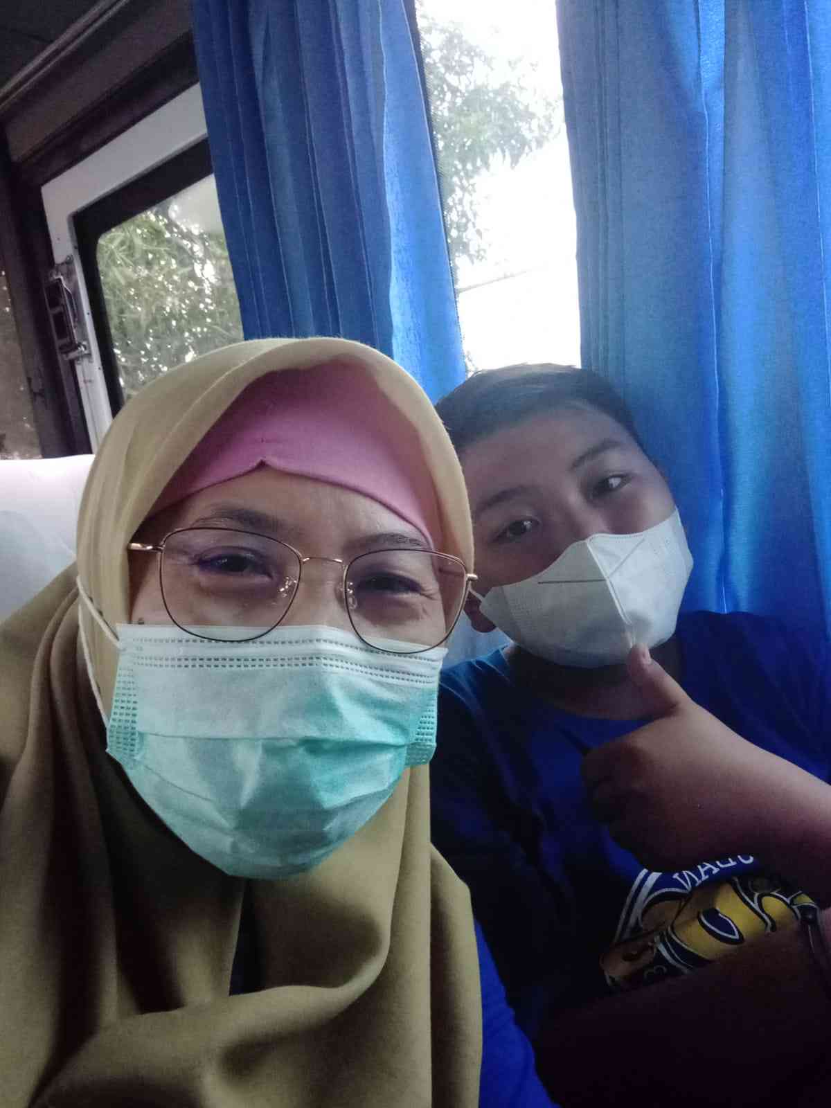 Foto bersama Nak Nang di dalam bus. Dokpri Yuliyanti