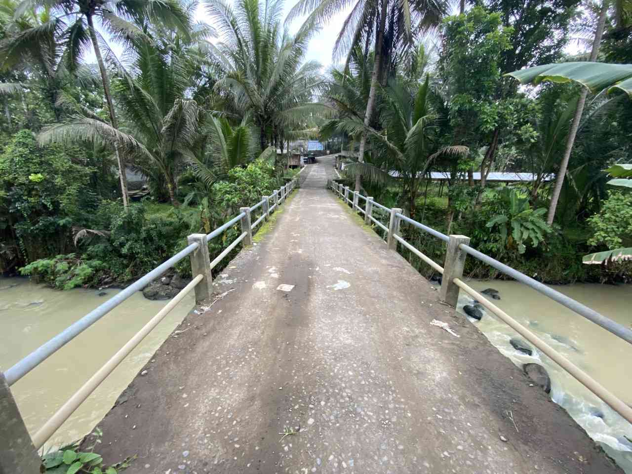 Jalan dan jembatan menuju tempat pemandian air hangat yang kami tuju, sumber: dokpri