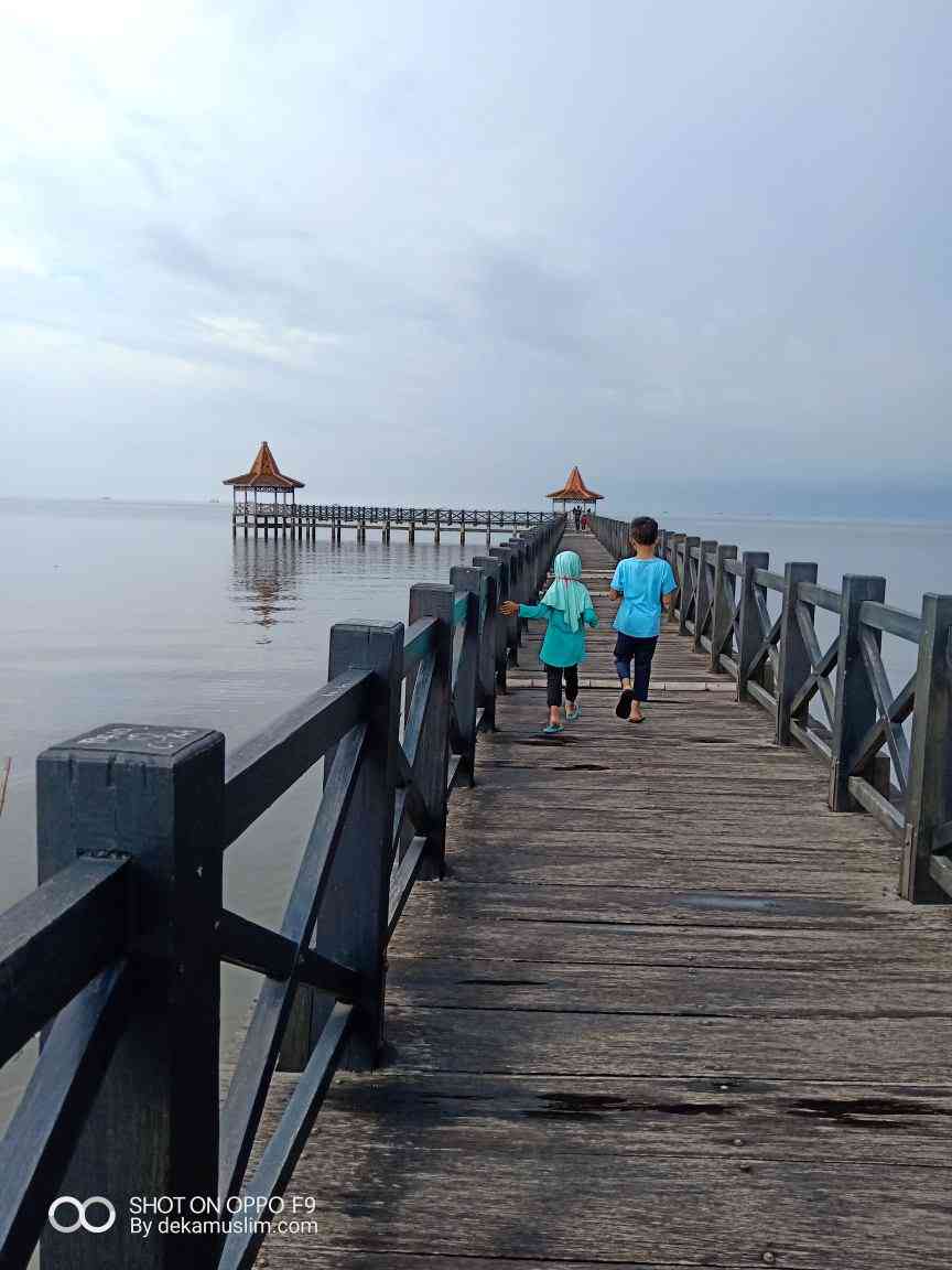 Menyusuri jembatan dermaga di Pantai Bentar (doc. pribadi).