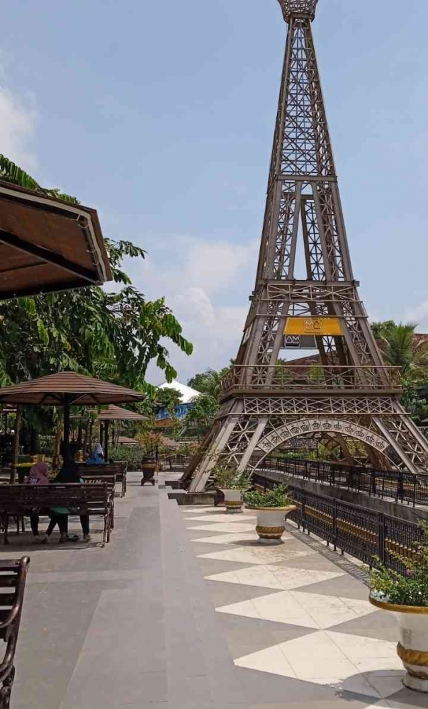 Menikmati pecel di bawah menara Eiffel (dokpri) 