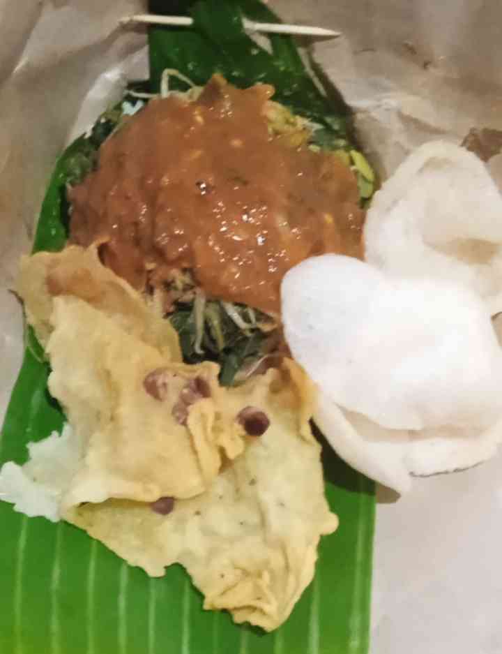 Pecel pincuk berlauk peyek @5 ribu rupiah (dokpri) 