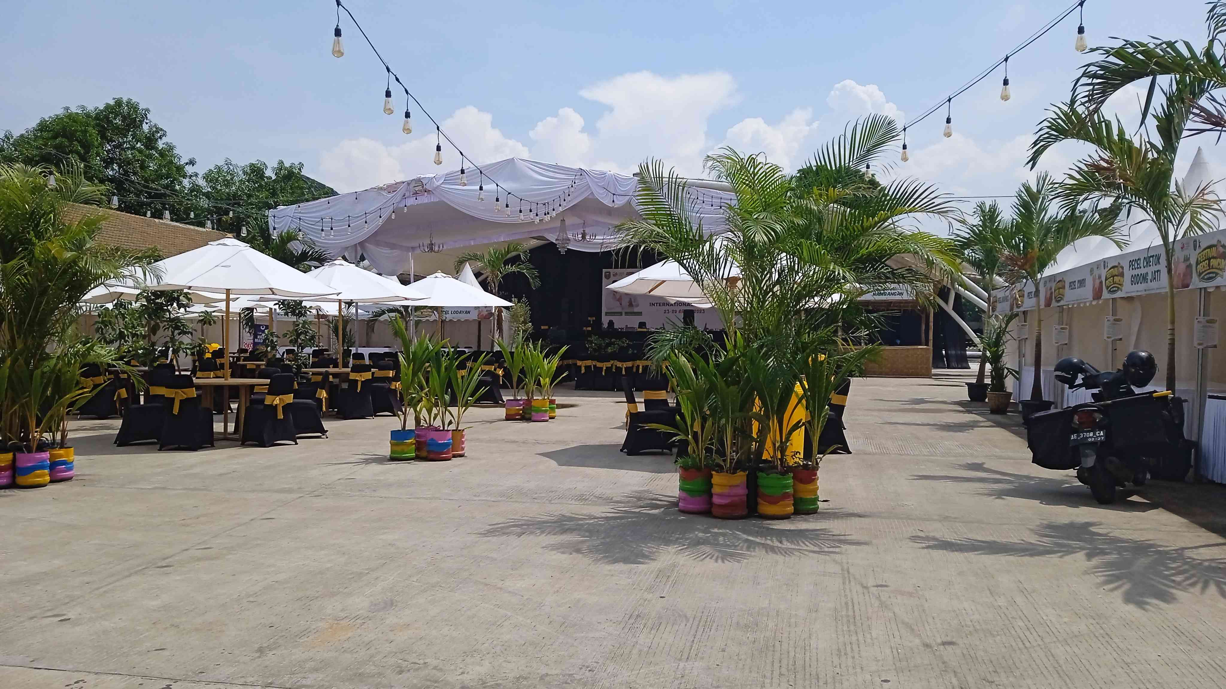 Tenda-tenda lapak pecel di festival pecel pincuk kota madiun (dokpri) 