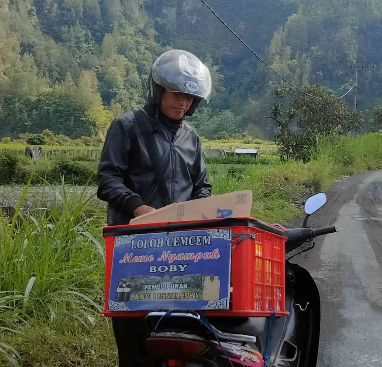 dok.pri penjula minuman tradisional Loloh cem-cem di Desa Songan