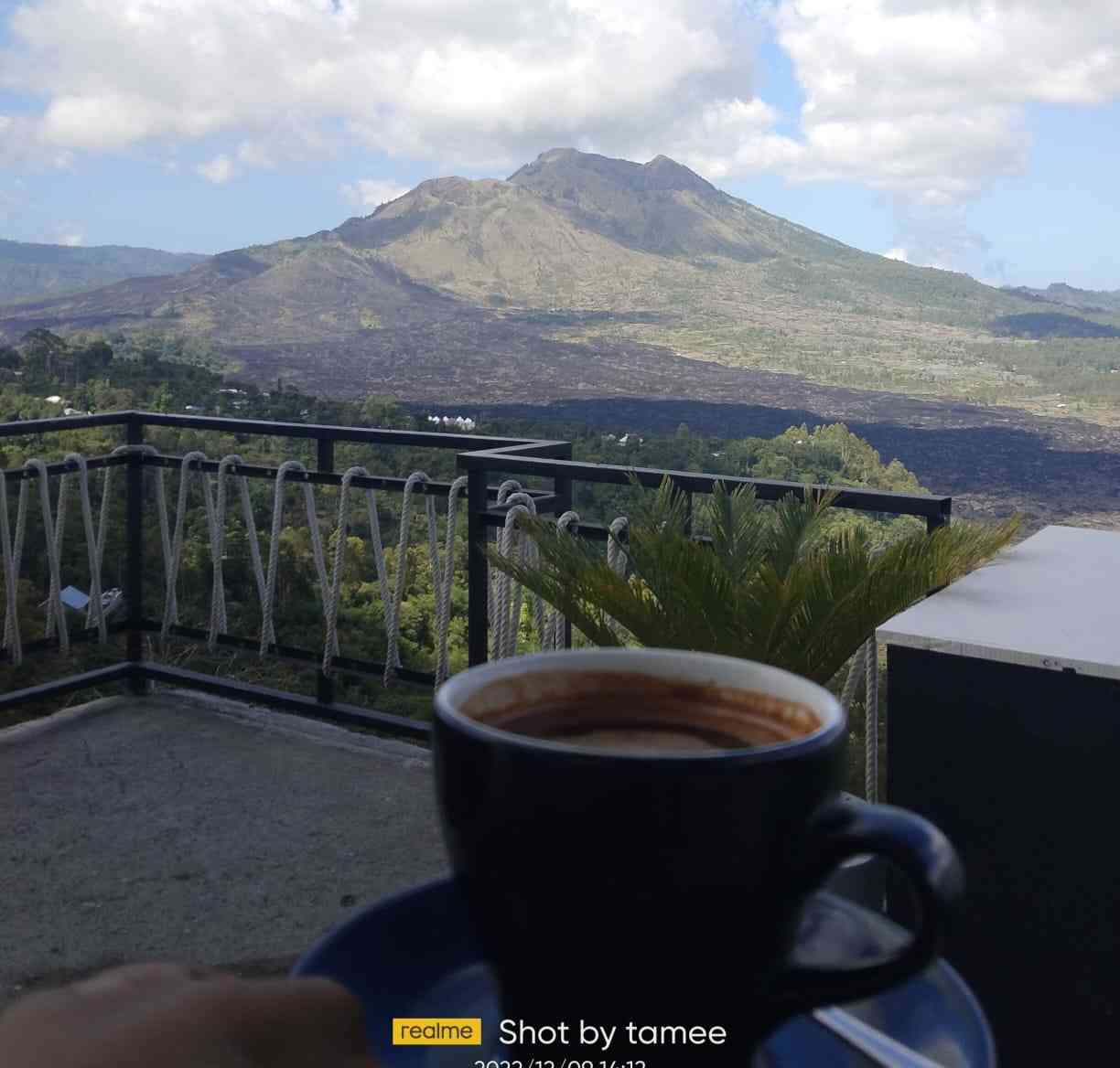 dok.pri mencecap nikmatnya kopi arabika Kintamani dengan pemandangan alam, chill and heal