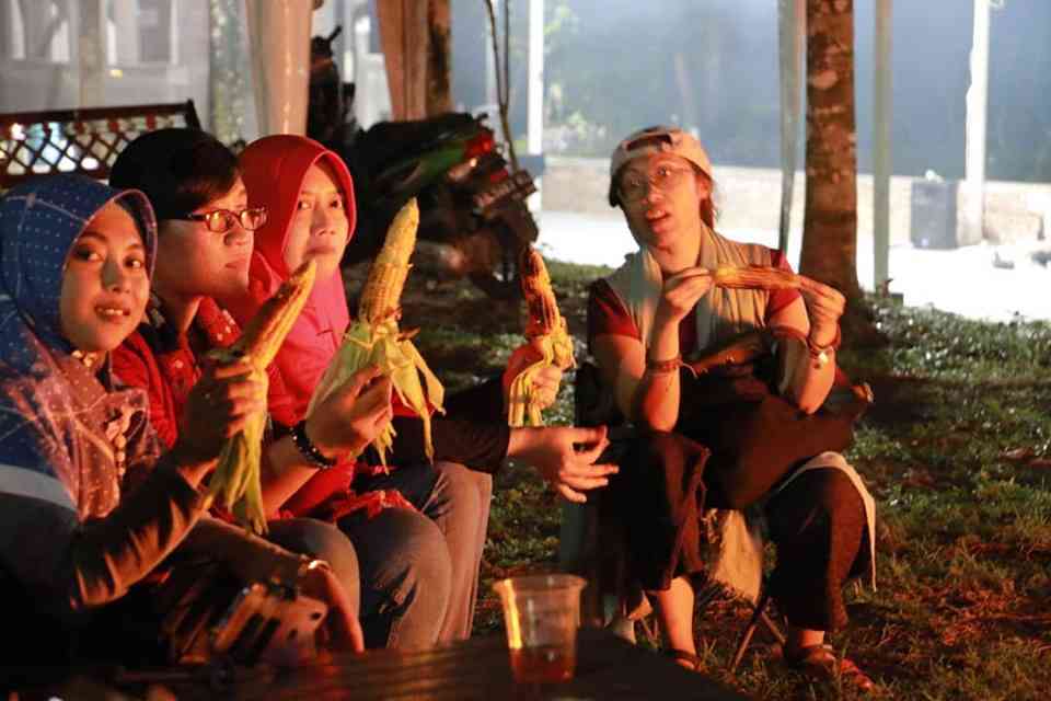 Makan Jagung Bakar bareng Sahabat Blogger (dok.Bukanbocahbiasa.com)