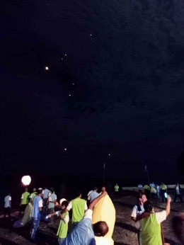 Lampion terbang  dinyalakan dan diterbangkan dari Pantai Mesa Pulau Teon ( dokumentasi Buce Serpara)