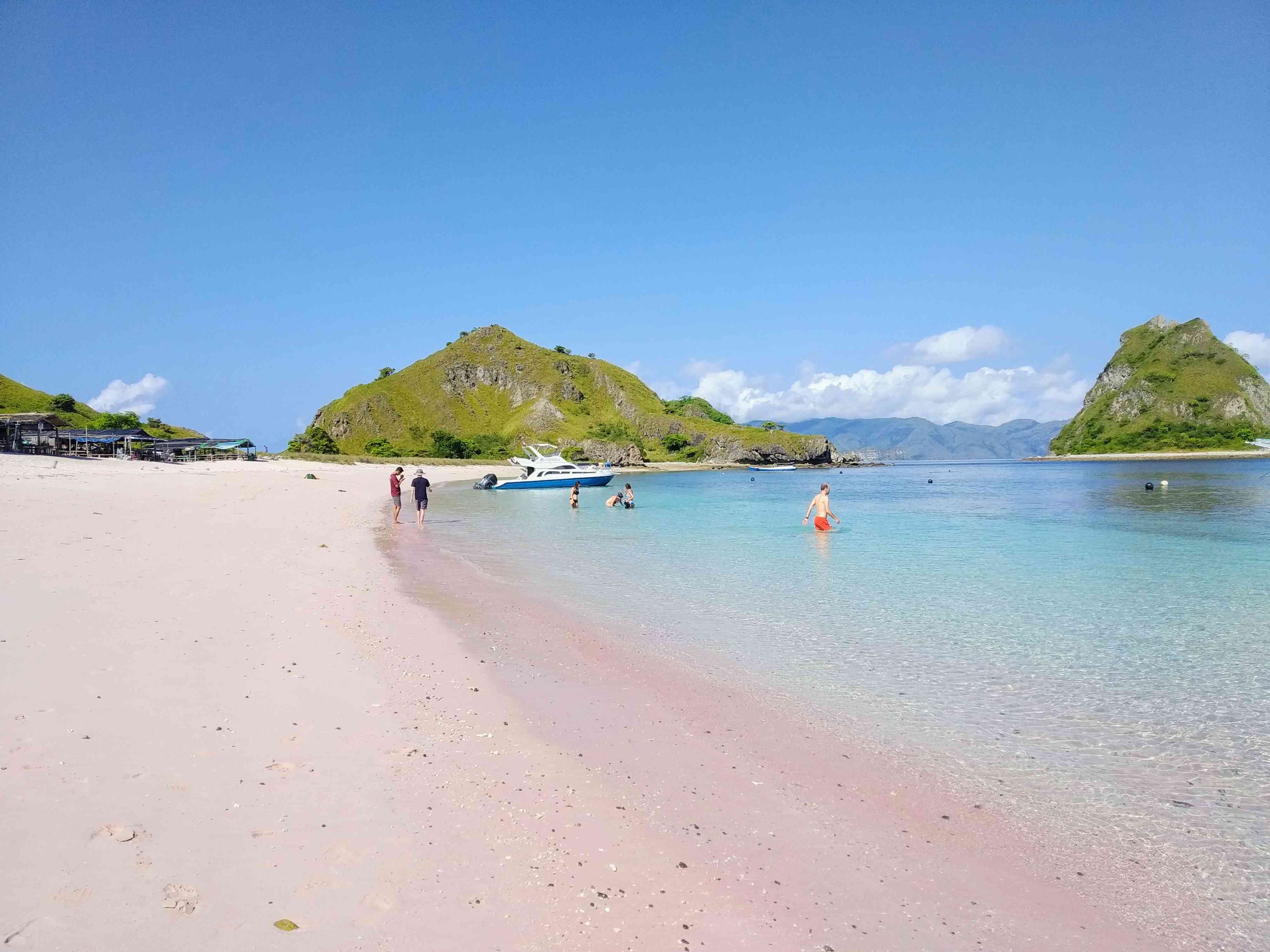 Pantai Pink (Dok. Pribadi) 