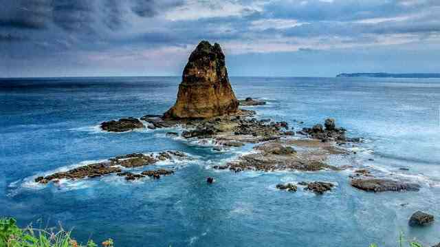 Hamparan Batu Karang di Pantai Papuma Nampak dari Atas (Foto: lokawarta22.com)