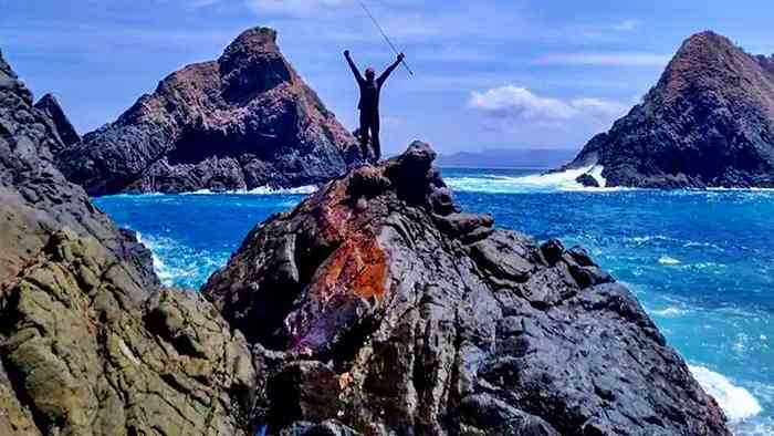 Suami saya, hobiis pemancing teknik khusus casting, tak pernah bosan eksplor Lombok. Pantai Telawas, Lombok Tengah. Dokpri