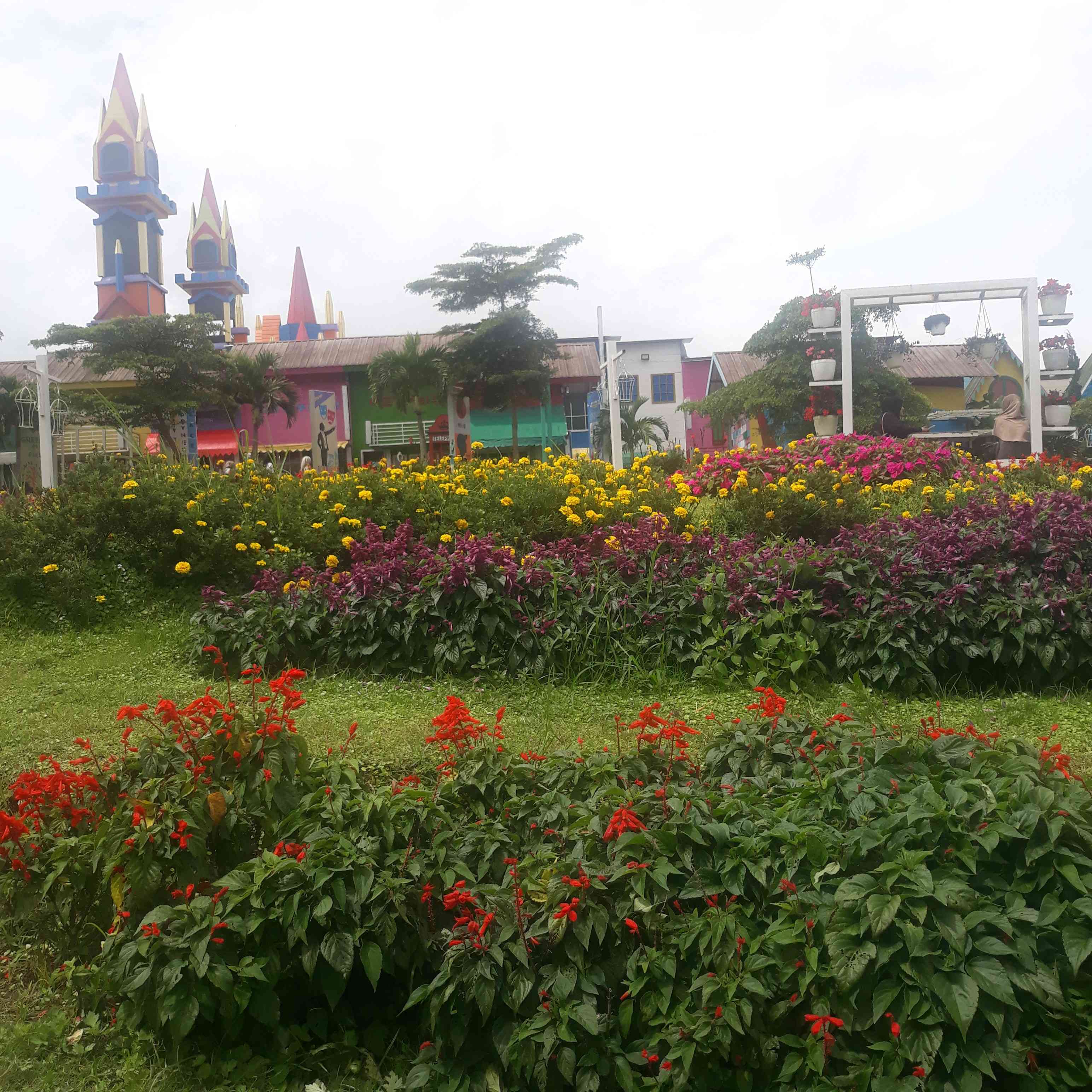 Latar belakang bangunan replika Belanda dan Korea Selatan (Foto Dok Pribadi). 