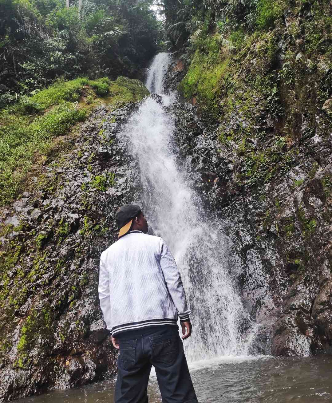 Belajar Arti Kejernihan dan Ketenangan Melalui Aliran Air Terjun | Dokumentasi Pribadi