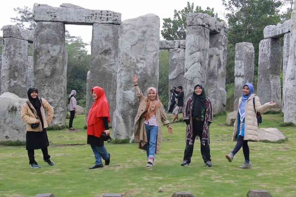 Foto bareng di Stonehenge Jogja (dok.Bukanbocahbiasa.com)