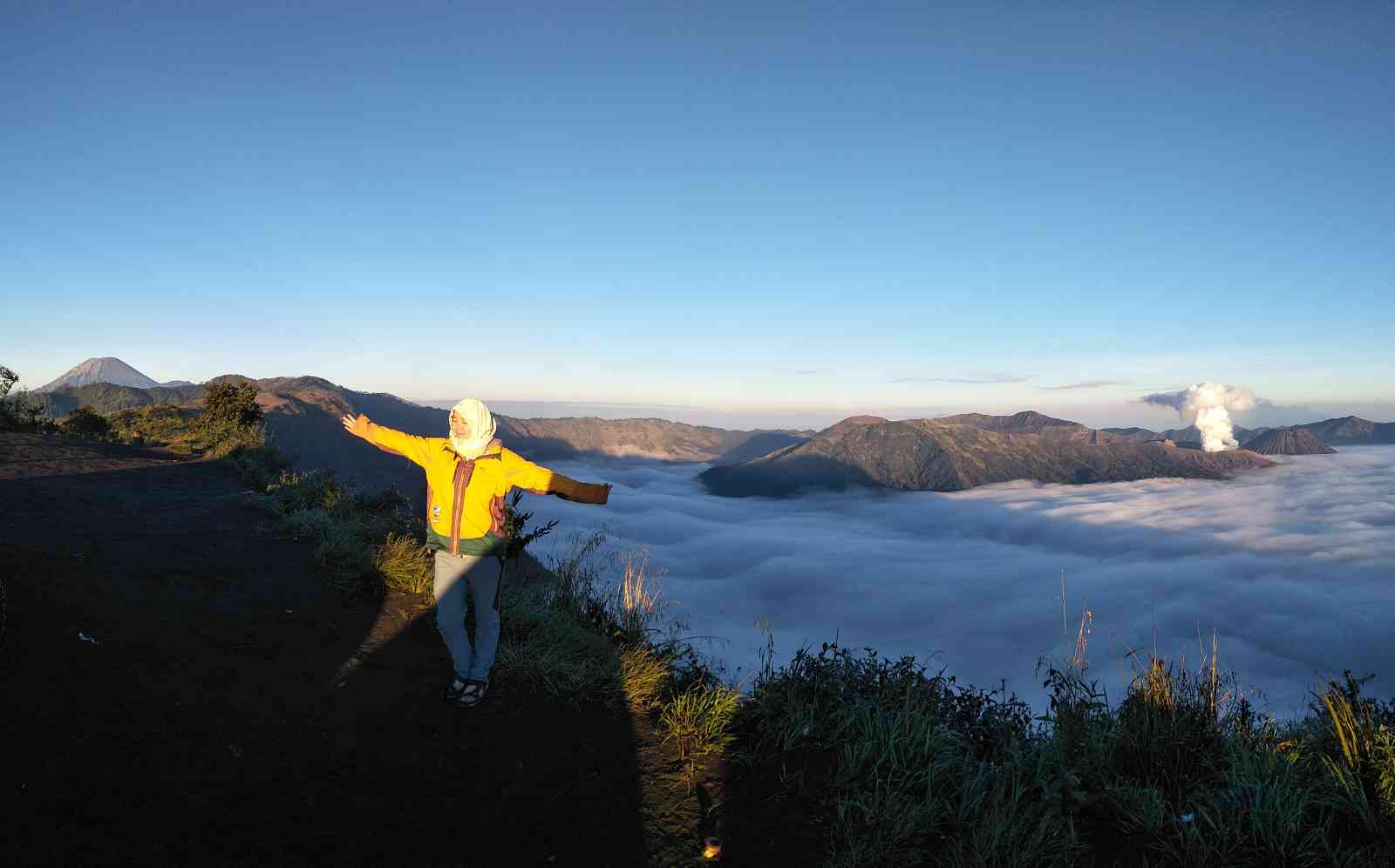 Tampak Gunung Semeru dan Bromo dari Puncak B-29 (sumber: dokpri)