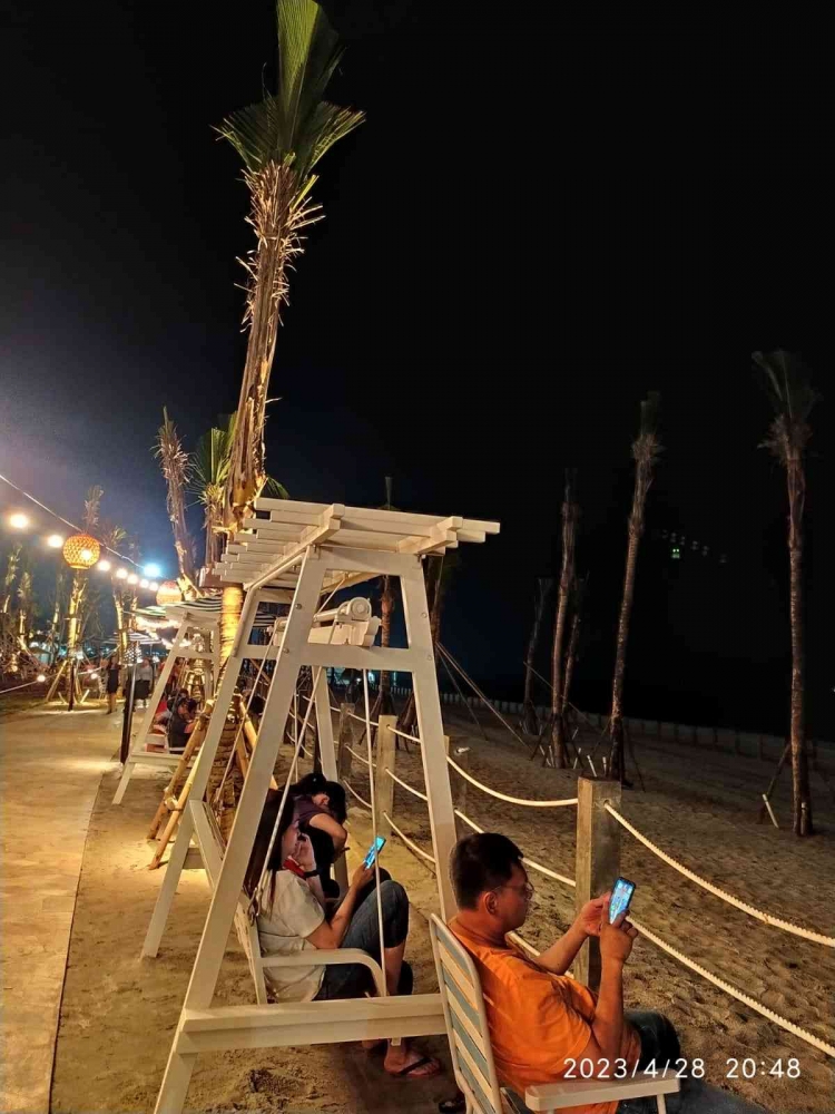 Gambar ilustrasi. Pengunjung duduk santai menikmati malan dan udara Pantai Pasir Putih PIK 2 (dok.pri)
