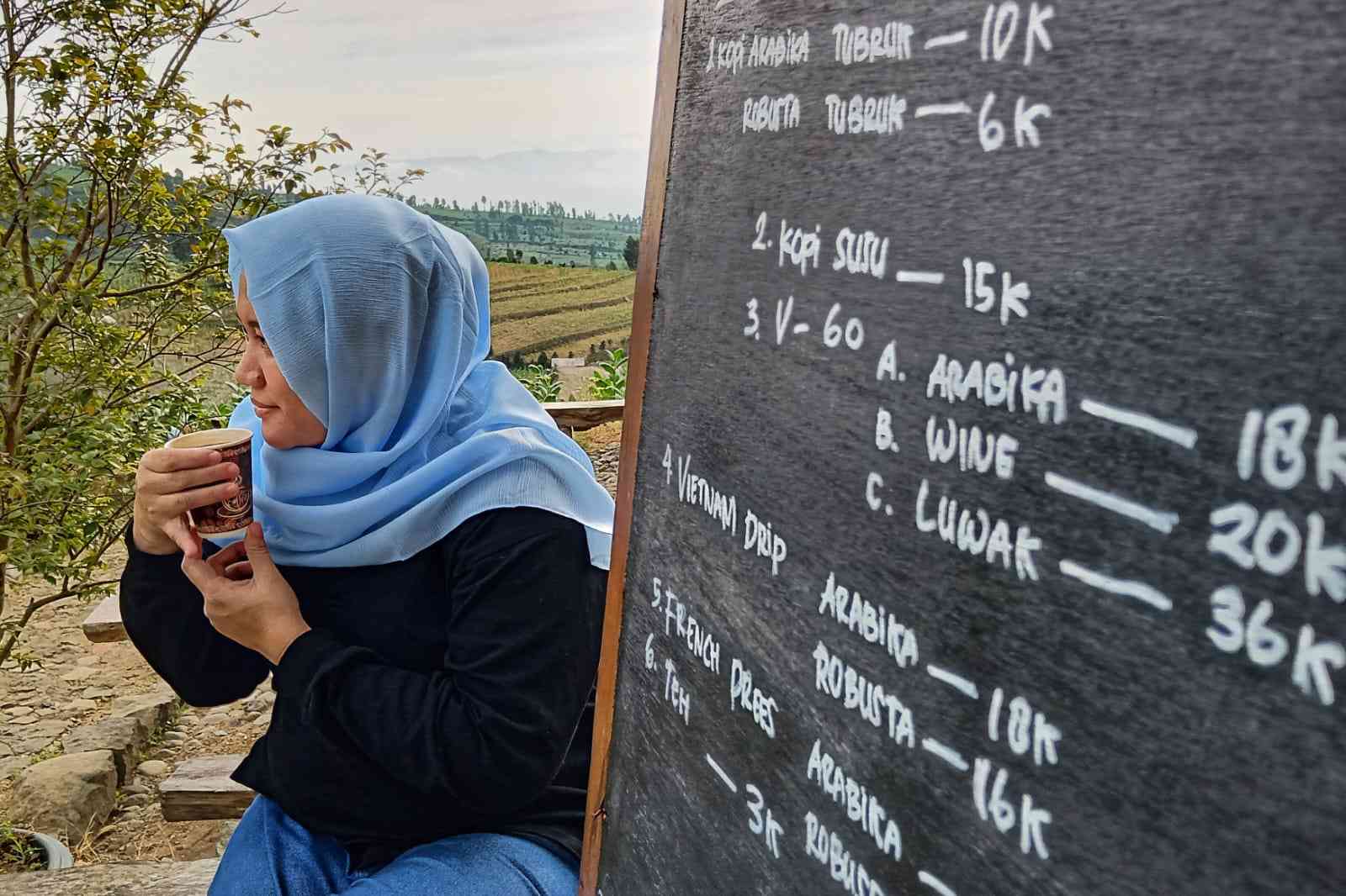 Ngopi di Posong menikmati pemandangan alam (foto by widikurniawan)