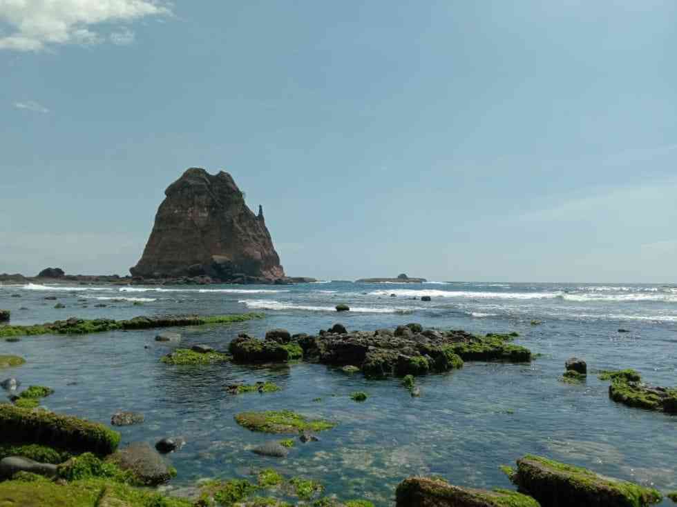 Keindahan Batu Karang di Bibir Pantai Papuma (Foto: dokpri)