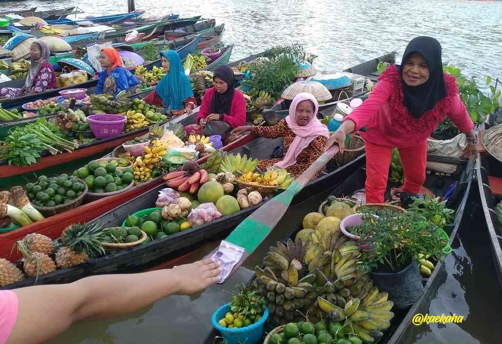 Interaksi di Pasar Terapung | @kaekaha