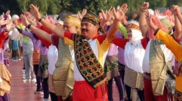 Marsekal TNI Hadi Tjahjanto (saat itu Panglima TNI) ikut menari Gemu Famire di Mabes TNI saat pemecahan Rekor MURI, 4-9-2018 (dok: cnnindonesia.com)