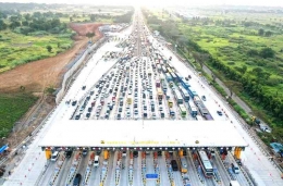 Ilustrasi Kemacetan di gerbang tol (httpsimg.alinea.idimgcontent).