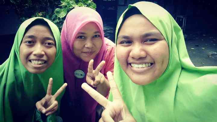 Bareng Adnin dan Zila,  santriwati di kegiatan Bincang Literasi Santriwati di Pancor,  Lombok Timur. Peace.. Dokpri