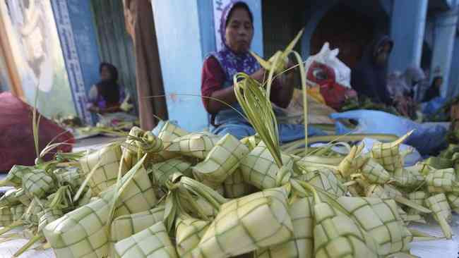 Tradisi Lebaran Ketupat: Simbol Kebersamaan dan Makna Khusus dari Pukat hingga Pelaku Papat | sumber foto : ANTARA FOTO/IRWANSYAH PUTRA 