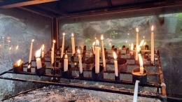 Lilin-lilin doa yang tetap menyala (Foto : Dokpri MomAbel)