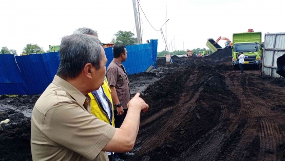 Gobernur Riau Syamsuar, saat meninjau jalan yang dilintasi mobil batu bara rusak parah. Foto: Sofiah.