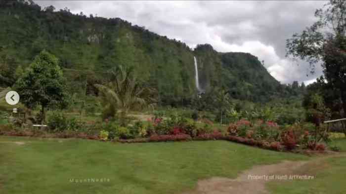 View keindahan Curug Citambur dari halaman rumah Abah jajang (Sumber: tribunnews.com)