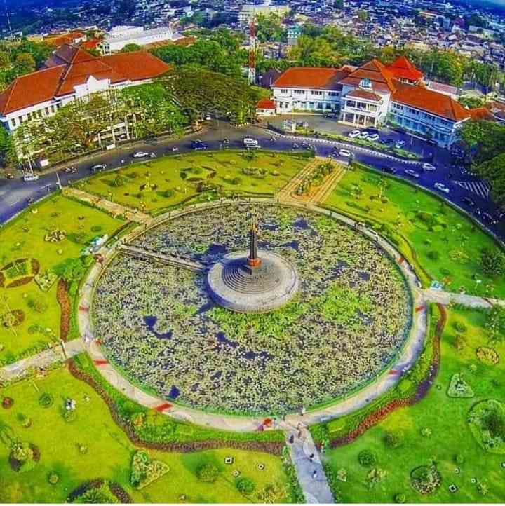 Kota Malang: Balai Kota dan Alun-alun Bunder (Sumber: instagram @balaikotamalang)